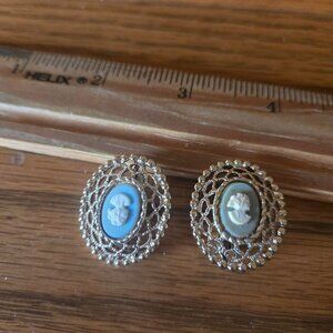 Vintage SC SARAH COVENTRY Clip On Earrings Cameo Lucite Light Gold Tone. 10377